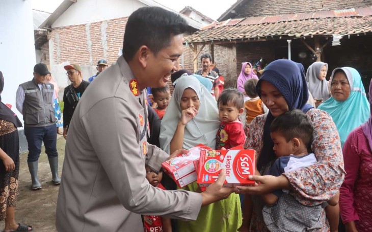 Kapolres Probolinggo AKBP Wisnu Wardana saat memberikan bantuan untuk warga korban banjir bandang