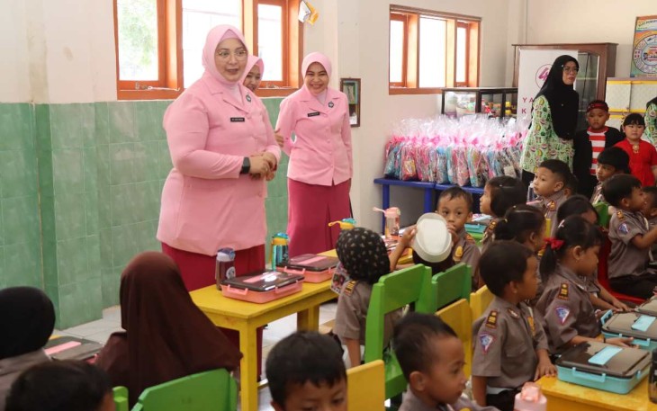 Ketua YKB Jatim Ade Imam Sugianto di TK Kemala Bhayangkari 78 Pamekasan, Selasa (11/2)