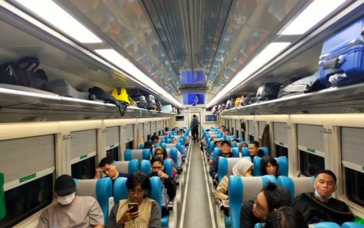 Penumpang KA Blambangan Ekspres 