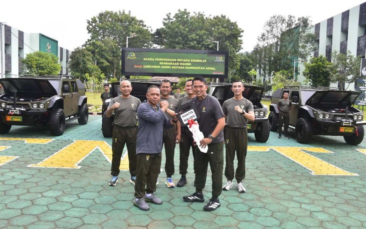 Gubernur Akmil Mayjen TNI Arnold A.P. Ritiauw saat menyerahkan secara simbolis kendaraan maung, Jum'at (14/2)