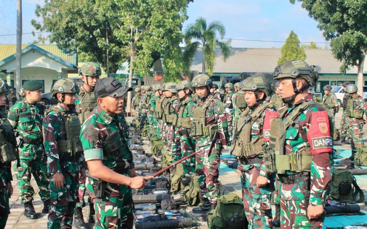 Danmenarmed 2 Kostrad Kolonel Arm Siswo Budiarto saat pengecekan kesiapan operasional prajurit Yonarmed 12 Kostrad, Sabtu (15/2)