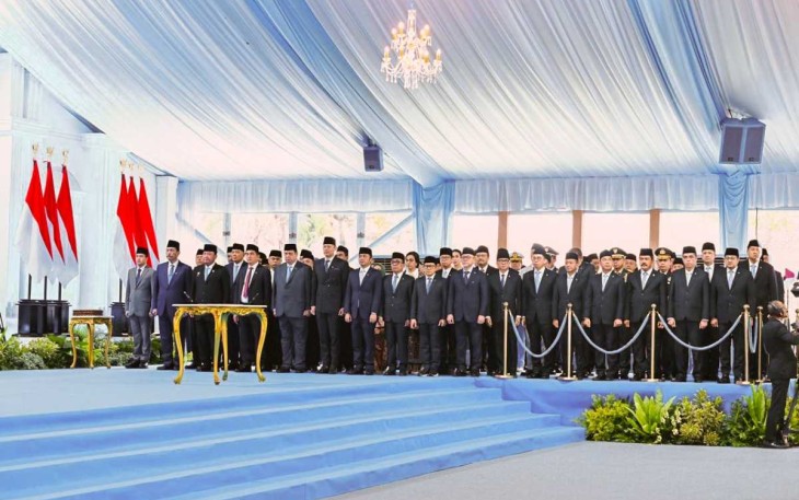 Jajaran Kabinet Merah Putih termasuk Menekraf Teuku Riefky (pojok kanan, depan) menghadiri pelantikan 961 kepala daerah di Istana Merdeka, Jakarta, Kamis (20/02/25)