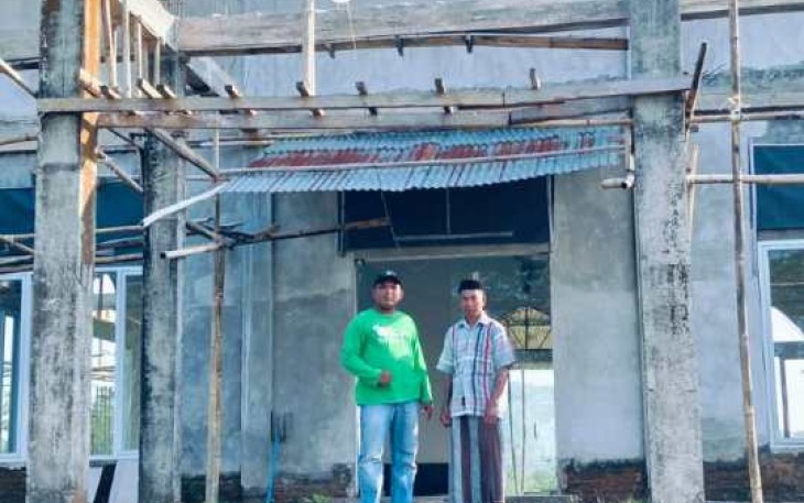 Serda Muhammad Salim bersama pengurus pembangunan masjid
