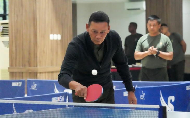 Pangkostrad Letjen TNI Mohammad Fadjar saat unjuk skill lomba tenis meja, Jum'at (21/2)