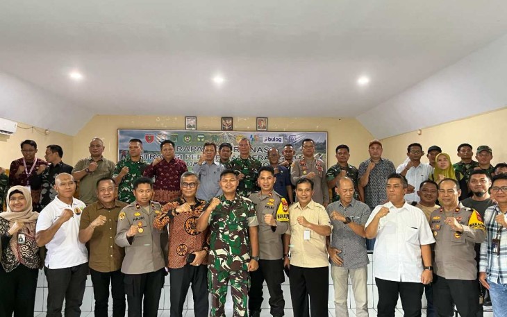 Dandim 1403/Palopo Letkol Arm Kabit Bintoro foto bersama usai rakor strategi percepatan serap gabah, Jum'at (21/2)