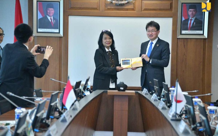 Wamen PU Diana Kusumastuti menerima cenderamata MLIT Jepang Masayoshi Hirose di Jakarta, Selasa (25/2)