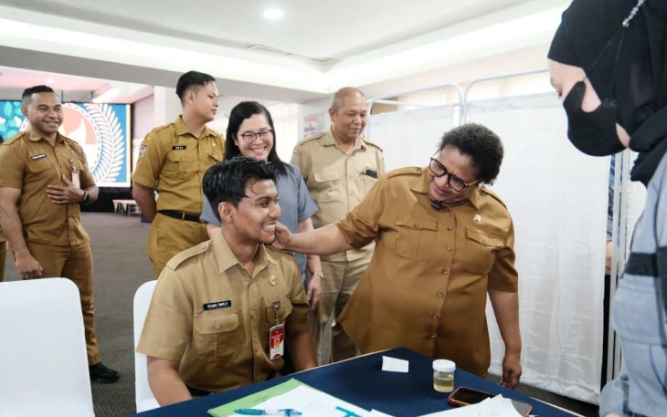 Wamendagri Ribka Haluk menyapa ASN saat pemeriksaan kesehatan 