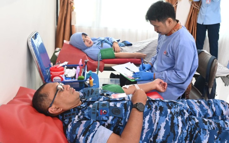 Danlanud Sutan Sjahrir Kol Nav Sani Salman Nuryadin mengikuti donor darah, Kamis (27/2)