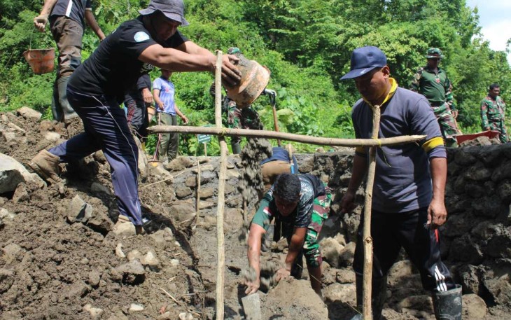 Bangun talud bersama warga di lokasi TMMD 