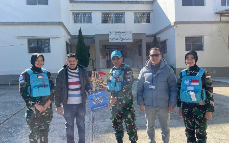 CIMIC Satgas Indobatt XXIII-R saat mengunjungi sekolah