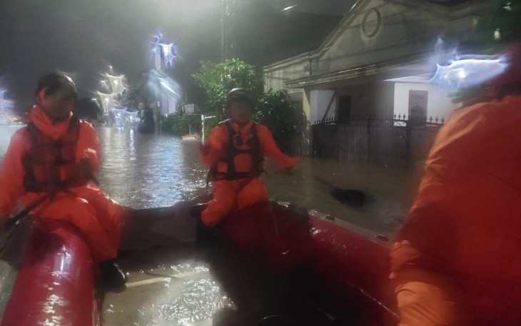 Evakuasi warga terdampak banjir di Tangerang Selatan, Selasa (4/3)