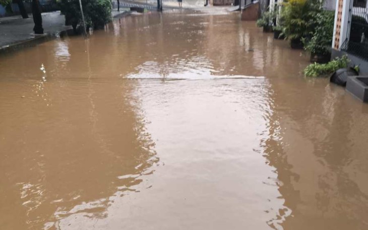 Banjir di Jalan Melati Raya Jati Kramat, Kecamatan Jati Asih, Kota Bekasi, Selasa (4/3)