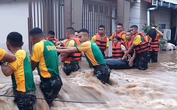 Prajurit Yonkav 1 Kostrad evakuasi korban banjir di Depok, Selasa (4/3)