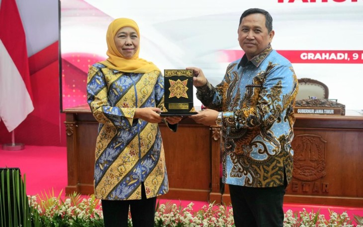 Gubernur Jatim Khofifah Indar Parawansa memberikan cenderamata Seskemenkop Ahmad Zabadi di Surabaya, Minggu (9/3)