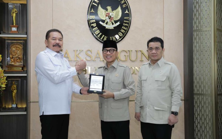 Jaksa Agung RI ST Burhanuddin menerima cenderamata dari Mendes PDT Yandri Susanto di Jakarta, Rabu (12/3)