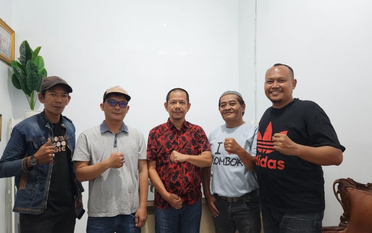 Gelar Jumat Barokah Ketua Pewarta Berikan Sembako kepada Anggota 