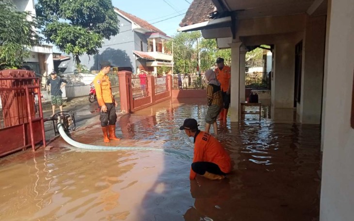 Tim gabungan melakukan penyedotan air dengan pompa di wilayah yang terdampak banjir, di Kab Tasikmalaya, Jawa Barat