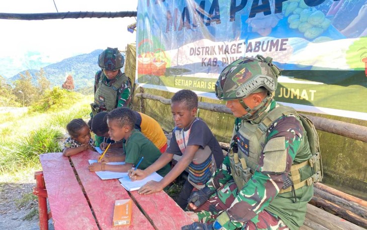 Personil Satgas Yonif 700/Wyc mengajar anak-anak pedalaman Papua