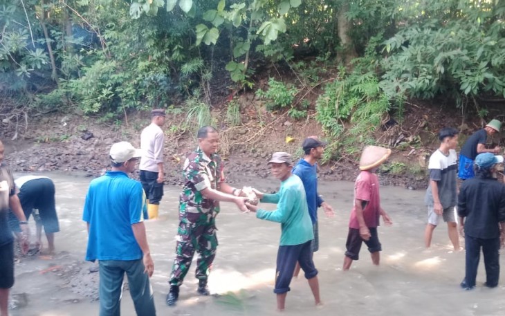 Gotong royong kerja bakti bersama warga desa binaan 