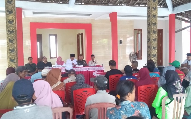 Suasana Mediasi Warga Desa Sumbersari Kecamatan Udanawu Kabupaten Blitar yang Pro dan Kontra Terhadap Rencana Pendirian Tower (Foto : Faisal NR / Klikwarta.com)