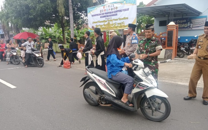 Bagikan takjil pengendara motor 