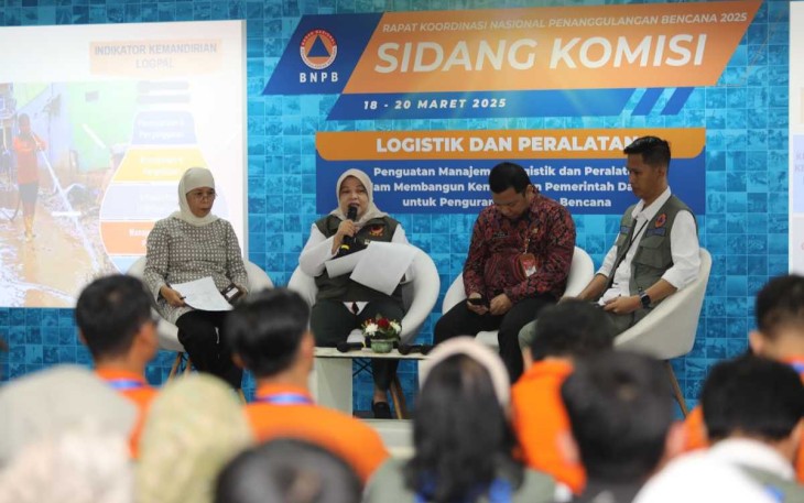 Suasana Sidang Komisi Logistik dan Peralatan yang dibuka oleh Plt. Deputi Bidang Logistik dan Peralatan, Jarwansah, S.Pd, M.A.P, M.M dalam rangka Rapat Koordinasi Nasional Penanggulangan Bencana 2025 di Gedung INA-DRTG, Kabupaten Bogor, Jawa Barat pada Rabu (19/3).