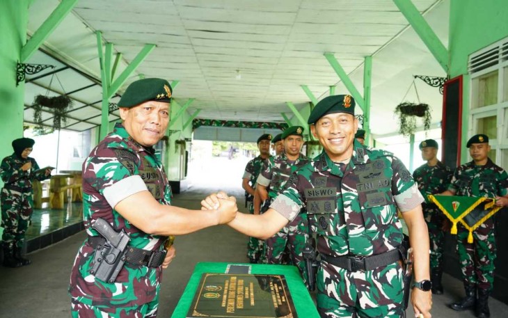 Pangdivif 2 Kostrad Mayjen TNI Susilo salam komando bersama Danmenarmed 2 Kostrad Kolonel Arm Siswo Budiarto dalam kunjungan kerja di Menarmed 2 Kostrad, Malang, Jum'at (21/3)