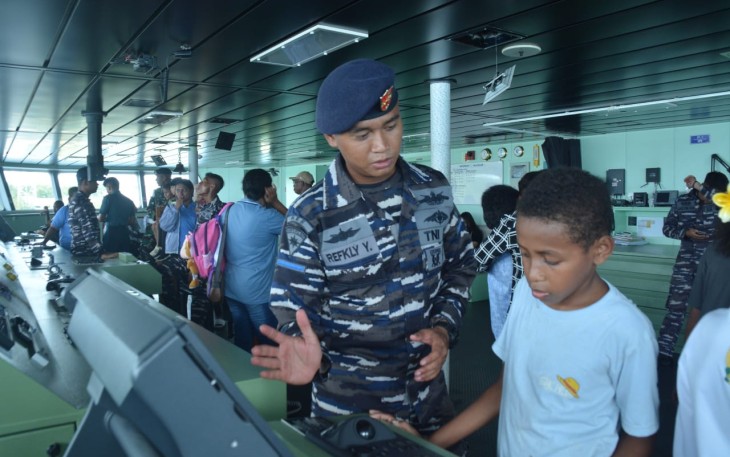 Memberikan edukasi alutsista TNI 