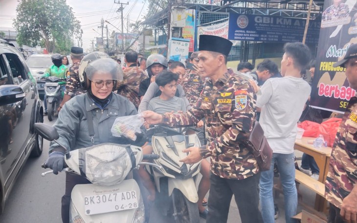 Kader FKPPI dan Rayon Medan Helvetia Berbagi Takjil di Bulan Ramadan 1446 H