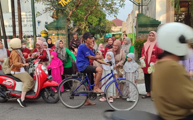 Berbagi takjil gratis 