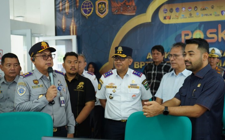 Zigo Rolanda anggota Komisi V DPR RI saat menerima pemaparan situasi terminal Anak Air Kota Padang 