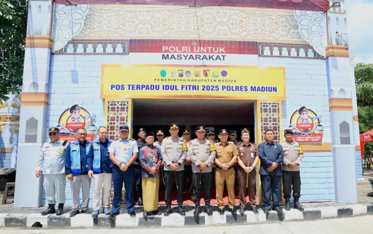 Kapolda Jatim Irjen Pol Nanang Avianto foto bersama di pos pelayanan polri kabupaten Madiun, Selasa (25/3)