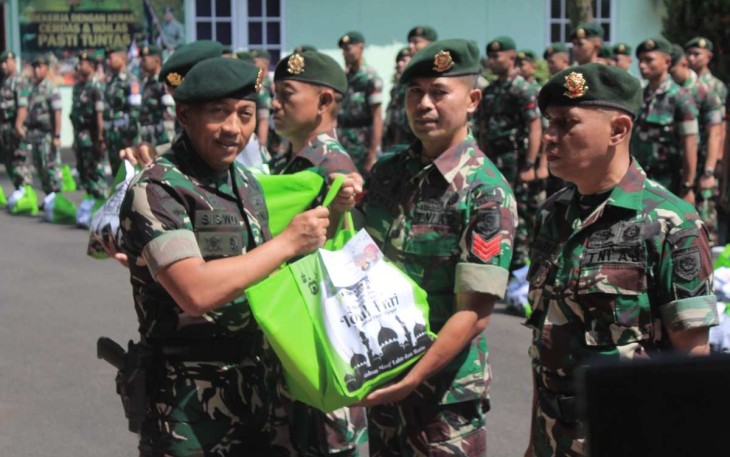Danmenarmed 2 Kostrad Kolonel Arm Siswo Budiarto menyerahkan bingkisan THR dan Zakat fitrah, Rabu (26/3)
