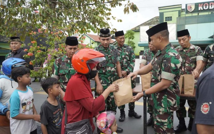 Dandim 0803/Madiun Letkol Kav Widhi Bayu Sudibyo membagikan takjil gratis pengendara motor 