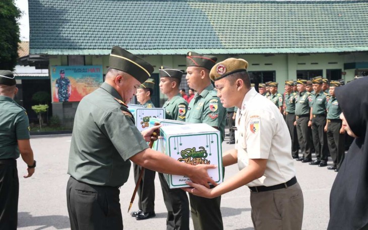 Danrem 081/DSJ Kolonel Arm Untoro Hariyanto memberikan bingkisan lebaran, Kamis (27/3)