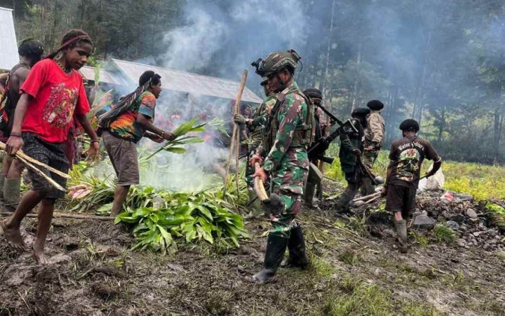 Tradisi bakar batu warga di kampung Amungi