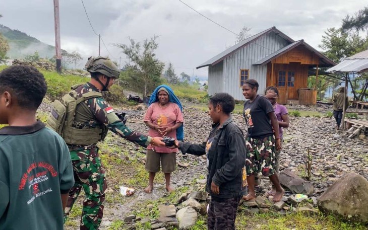 Satgas Yonif 112/DJ bagikan makanan bergizi 