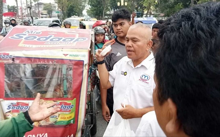 Berbagi takjil gratis 