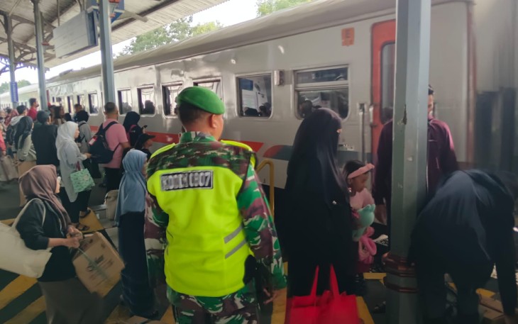 Sinergis TNI-Polri, Wujudkan Rasa Aman dan Nyaman di Pos Pelayanan Lebaran Stasiun Tulungagung