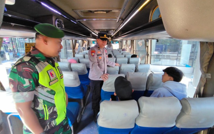 Pengamanan arus mudik lebaran dalam bus di terminal Purboyo Madiun