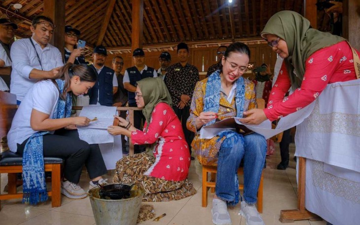 Menpar Widiyanti Putri Wardhana (kanan) saat membatik