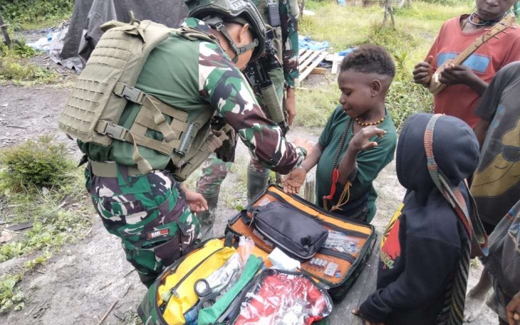Satgas mengobati luka warga desa