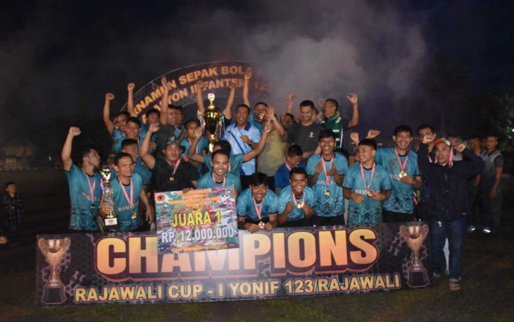 Danrem 023/KS Kolonel Inf Jansen P Nainggolan bersama juara turnamen sepak bola 