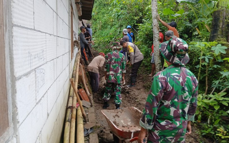 Anggota Koramil 0803/14 Dagangan Lakukan Gotong Royong Bersihkan Material Tanah Longsor