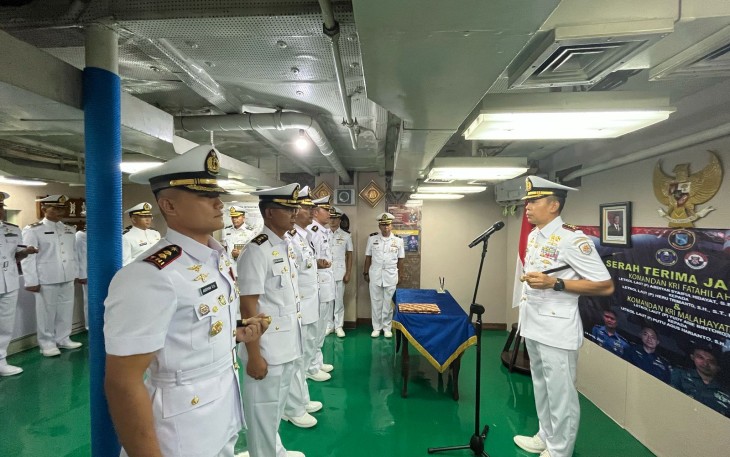 Koarmada III Laksanakan Sertijab Komandan KRI Fatahillah-361 dan KRI Malahayati-362 di Dermaga PT PAL Surabaya