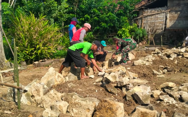 Sertu Sumadi Bantu Warganya Bangun Rumah