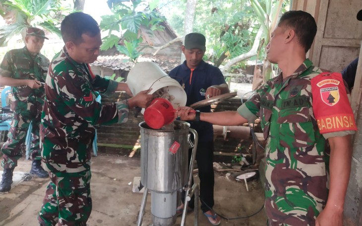 Babinsa Jajaran Kodim Ngawi Dukung Swasembada Pangan Lewat Pelatihan Agen Hayati dan Pertanian Ramah Lingkungan