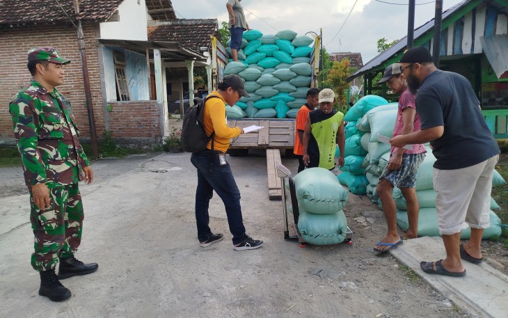 Anggota Koramil 0803-01/Taman Dampingi Penyerapan Gabah oleh Bulog di Kecamatan Taman 