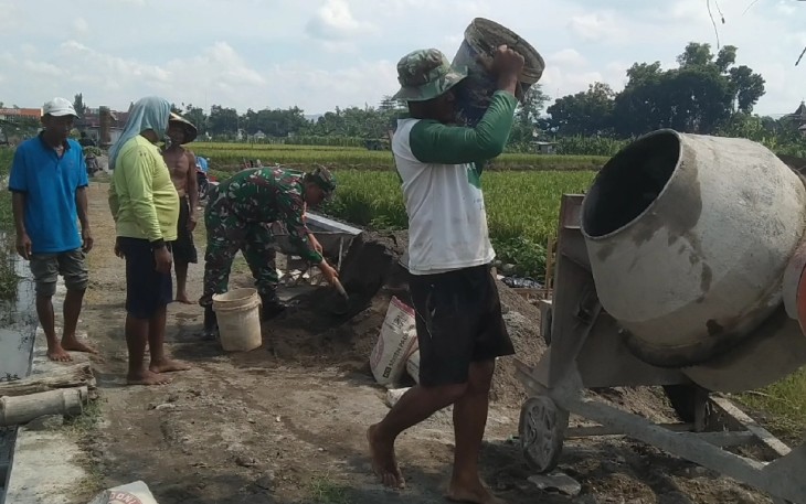 Babinsa Desa Kenongorejo dan Warga Bersinergi dalam Perbaikan Jalan