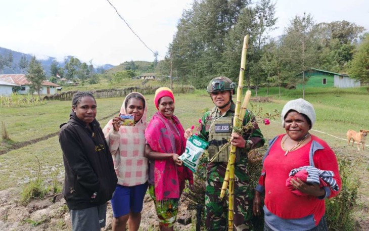 Satgas Yonif 700/Wyc bersama mama Papua